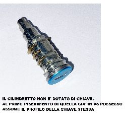 CILINDRETTO SERRAT. PORTA S/CHIAVE FIAT IDEA 2003-2012 / BRAVO 2007-2015 /LANCIA MUSA 2004-2012 /DELTA 2008-2014 /ALFA MITO 08-